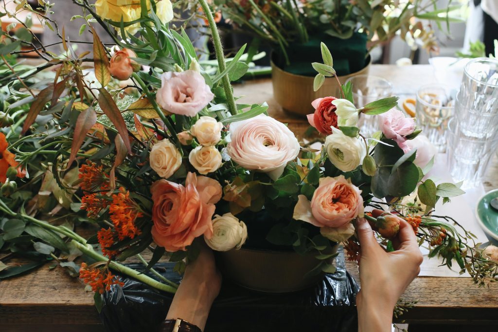 Professional flower arrangement using the Florafolia layering method